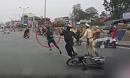 Thanh niên tông xe máy ngã cảnh sát cơ động rồi chạy trốn