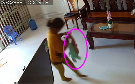 Hốt hoảng khi xem camera phát hiện người giúp việc bạo hành con trai 8 tháng tuổi