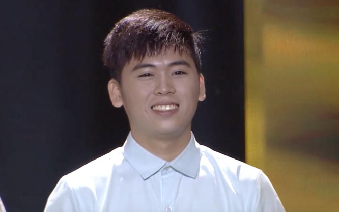 Hot boy 18 tuổi khiến Quang Linh thích thú khi hát bolero