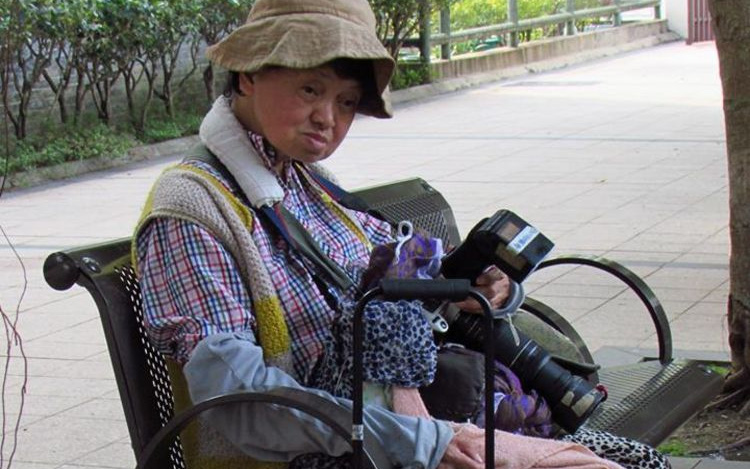 Cuộc sống tuềnh toàng, ngủ gục ở công viên với chiếc máy ảnh của chị gái Châu Nhuận Phát