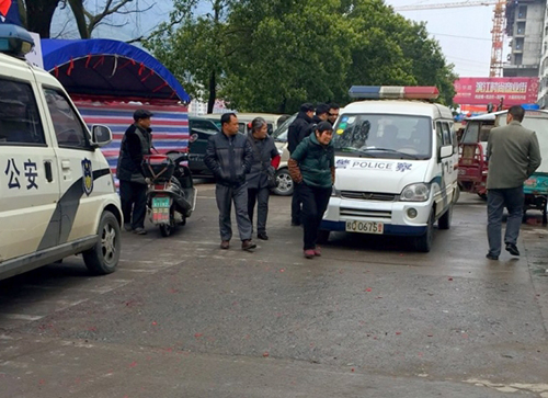 Cô gái Việt nhảy khỏi ôtô kéo áo cảnh sát Trung Quốc kêu cứu