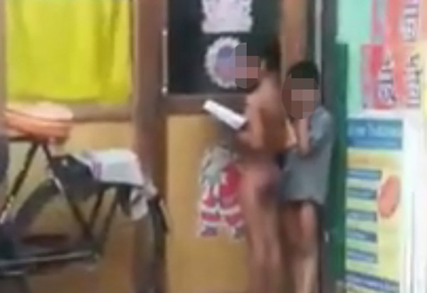 Giáo viên bắt học sinh "khỏa thân" đứng trước cửa lớp vì không làm bài tập về nhà