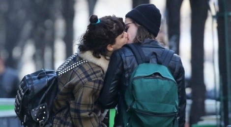 Kristen Stewart hôn bạn đồng tính giữa phố