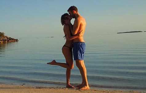 Taylor Swift và bạn trai khóa môi trên bãi biển