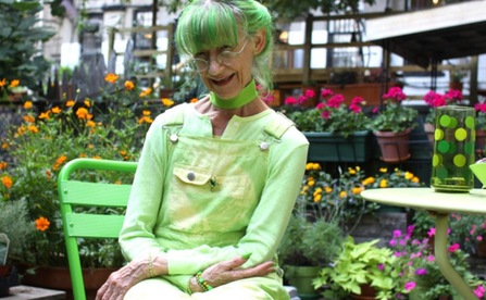 Bà già "xì-tin" yêu màu xanh lá cosplay thành cây chuối di động