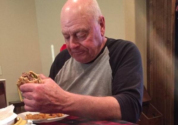 Bức ảnh ông nội ăn burger khiến hàng triệu người Mỹ rơi nước mắt