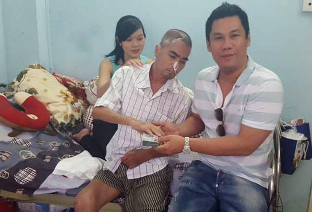 Chồng Lệ Quyên trao 100 triệu đồng cho Nguyễn Hoàng