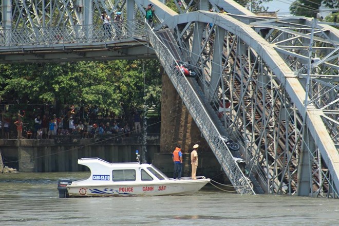 Sập cầu Ghềnh ở Biên Hoà, thợ lặn tìm nạn nhân