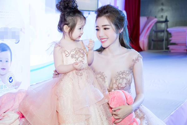 Bé Mộc Trà diện đầm đôi, lần đầu xuất hiện cùng mẹ Elly Trần tại sự kiện