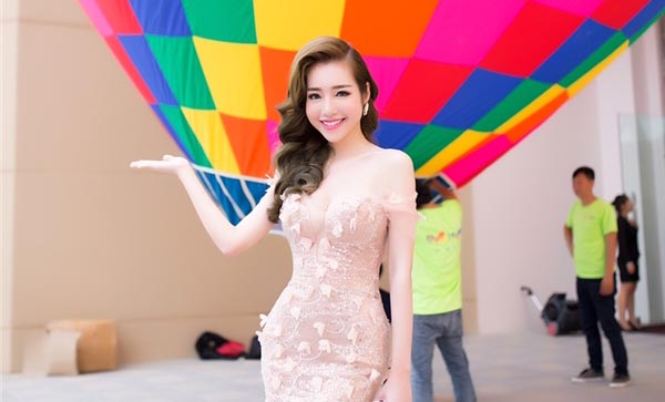 Elly Trần lần đầu can đảm bay cùng khinh khí cầu dù rất sợ độ cao