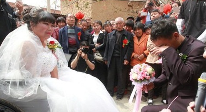 Rơi nước mắt với đám cưới của cô dâu bị liệt