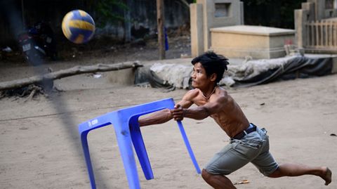 Đánh bóng chuyền bằng bàn nhựa, ván gỗ ở Sài Gòn