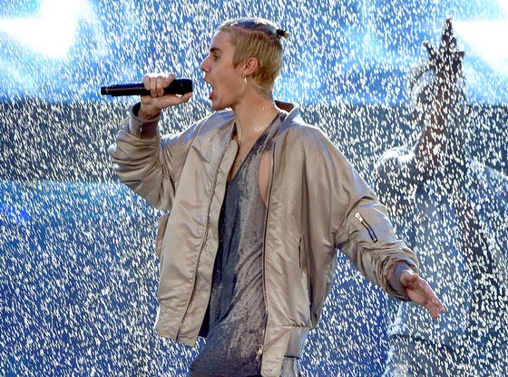 Justin Bieber trượt ngã trên sân khấu mưa giả