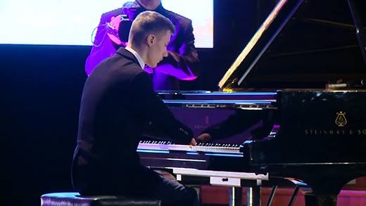 Chàng trai không tay chơi piano, tài năng âm nhạc khiến thế giới lặng người