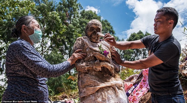 Tục đào xác và cõng người chết đi khắp làng tại Indonesia