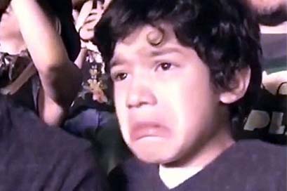Cậu bé tự kỷ bật khóc xúc động khi nghe Coldplay hát