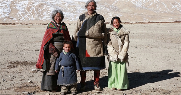 Cuộc sống không tiền, không công nghệ của bộ tộc ở Himalaya