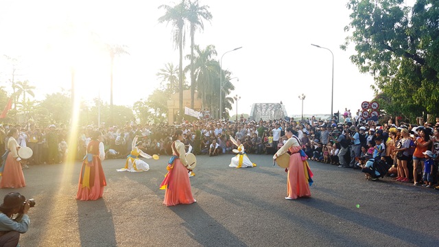 Lễ hội đường phố quốc tế làm tưng bừng cả Festival Huế