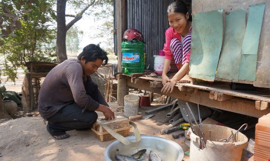 Gã kỹ sư Sài thành và mối tình với người vợ bại liệt ở miền quê nghèo