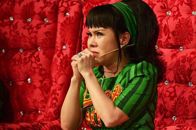 Việt Hương khóc vì bỏ bê con gái để chạy show kiếm tiền