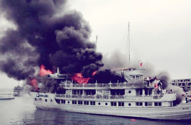 Cháy du thuyền ở Hạ Long, khách nhảy xuống biển