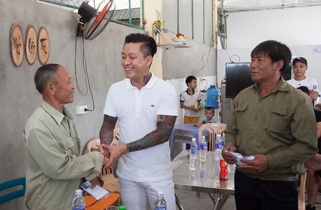 Tuấn Hưng quyên góp hơn 300 triệu đồng cho ngư dân Hà Tĩnh