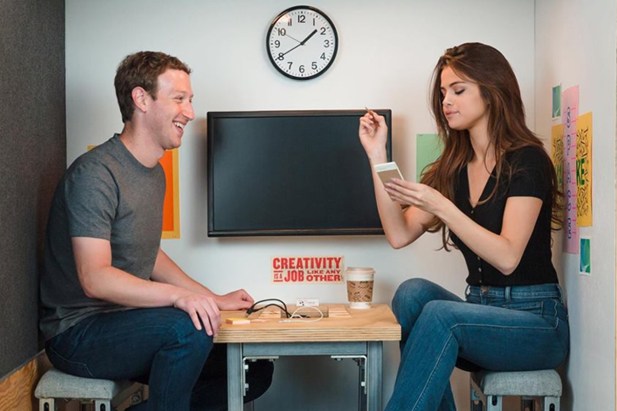 CEO Facebook gặp gỡ Selena Gomez trong phòng siêu nhỏ