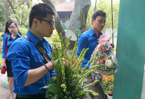 Đoàn thanh niên thành phố Hà Nội dâng hoa tưởng nhớ Chủ tịch Hồ Chí Minh