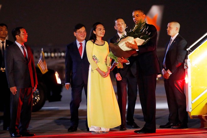 Cô gái tặng hoa ông Obama: "Tay tổng thống ấm lắm"