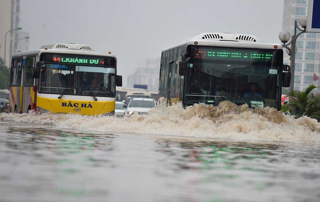 Hà Nội ngập sâu sau cơn mưa lớn nhất từ đầu năm