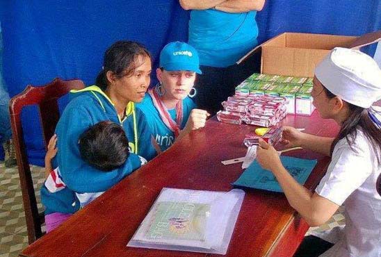 Katy Perry giản dị đến thăm trẻ em tại Khánh Hòa