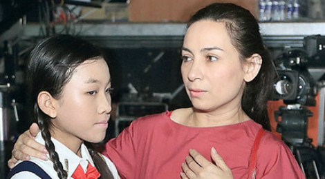 Phi Nhung giúp con gái nuôi đi hát kiếm tiền phụ gia đình