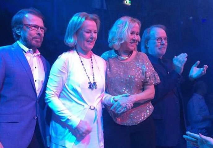 ABBA lần đầu tái hợp trên sân khấu sau 30 năm