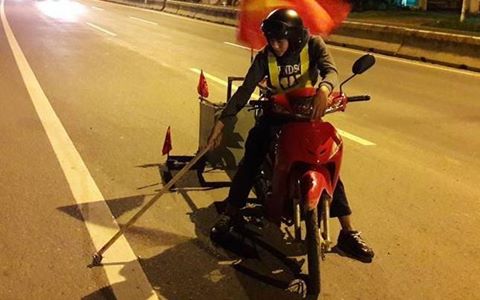 Ba chàng trai Đồng Nai hút đinh ban đêm trên quốc lộ