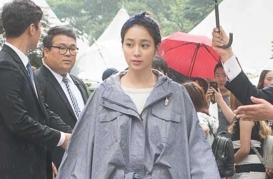 Bà xã Lee Byung Hun mặc đồ thùng thình ở sự kiện