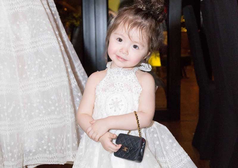 Cadie Mộc Trà đeo túi hiệu như siêu mẫu nhí trong sinh nhật 2 tuổi