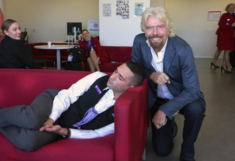 Khoảnh khắc hài hước khi ông chủ tỉ phú bắt gặp nhân viên đang… ngủ