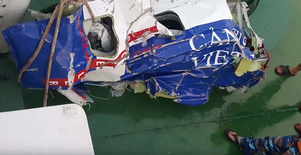 Vớt được mảnh vỡ của máy bay CASA chở 9 người