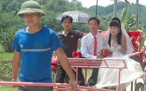 Màn rước dâu bằng xe người kéo ở Thanh Hoá gây bất bình