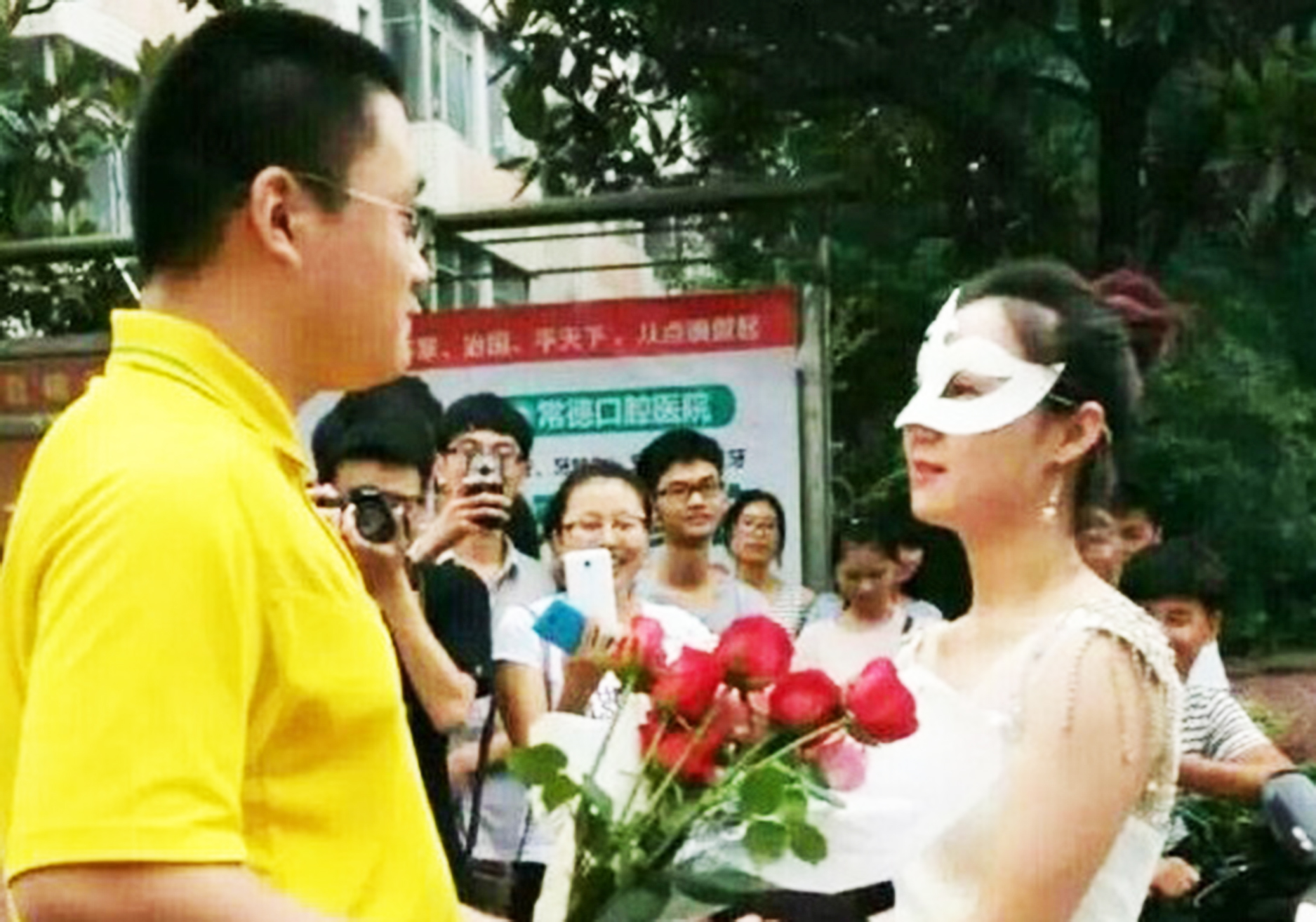 Nữ giảng viên đại học mặc váy cưới cầu hôn nam sinh