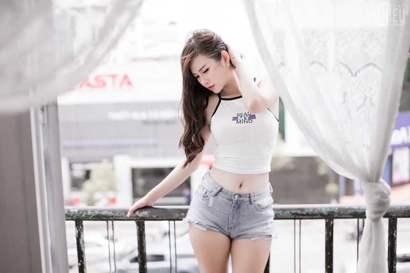 Người đẹp Thanh Trang sexy và cá tính với short bò