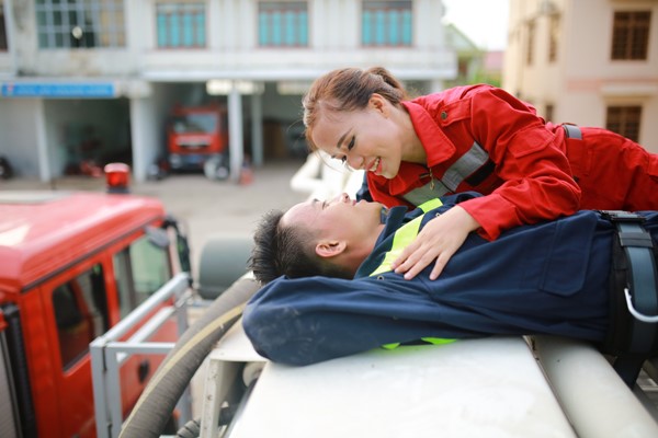 Ảnh cưới bên xe chữa cháy của cặp lính cứu hoả Quảng Trị