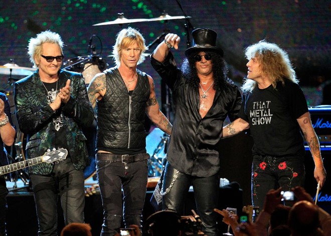 Nhóm nhạc Guns N’ Roses bị bắt giữ vì mang súng đi lưu diễn