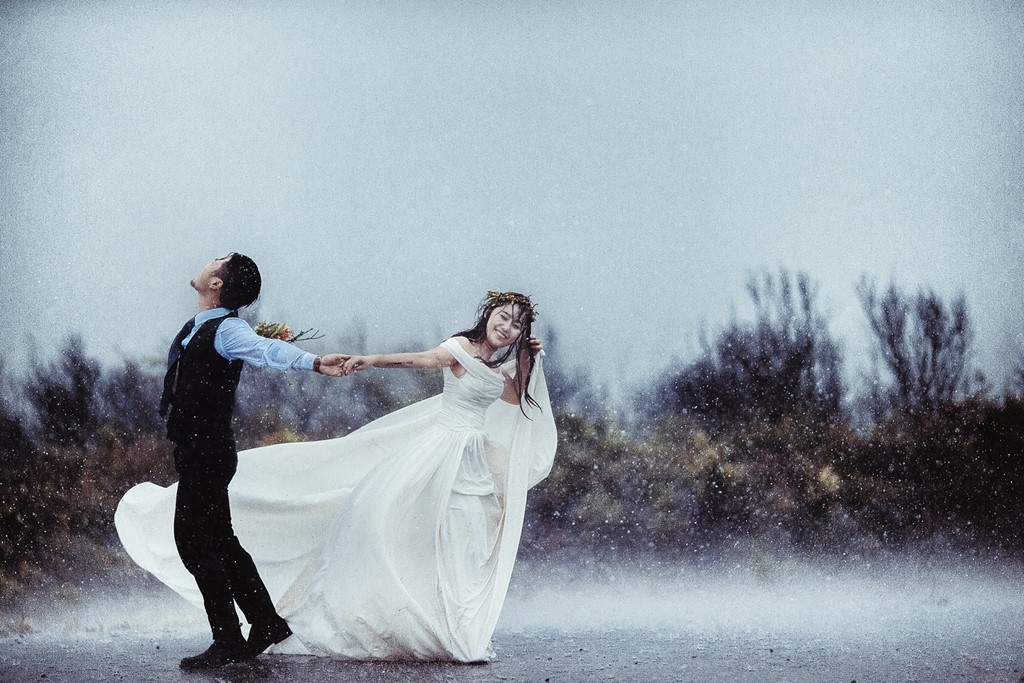 Ảnh cưới mạo hiểm chụp giữa trời mưa bão tại Quảng Ninh
