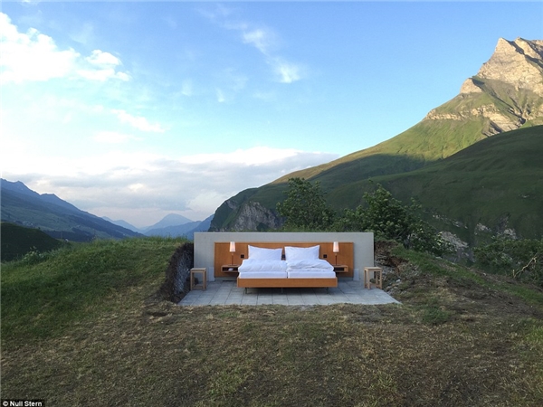 Trải nghiệm "khách sạn ngàn sao" nghĩa đen lẫn bóng trên núi Alps