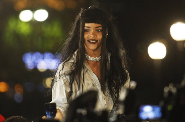 Rihanna dùng cảnh lao vào người hâm mộ để làm MV mới