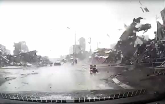 Cảnh tượng lốc xoáy ở Bắc Ninh khiến truyền thông nước ngoài sửng sốt