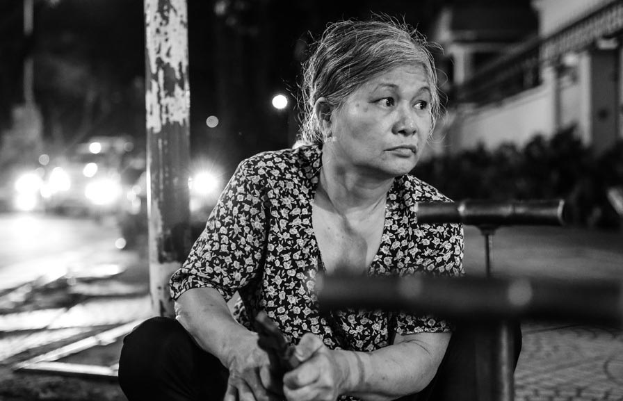 Bà ngoại 30 năm vá xe nuôi cháu ăn học ở Sài Gòn