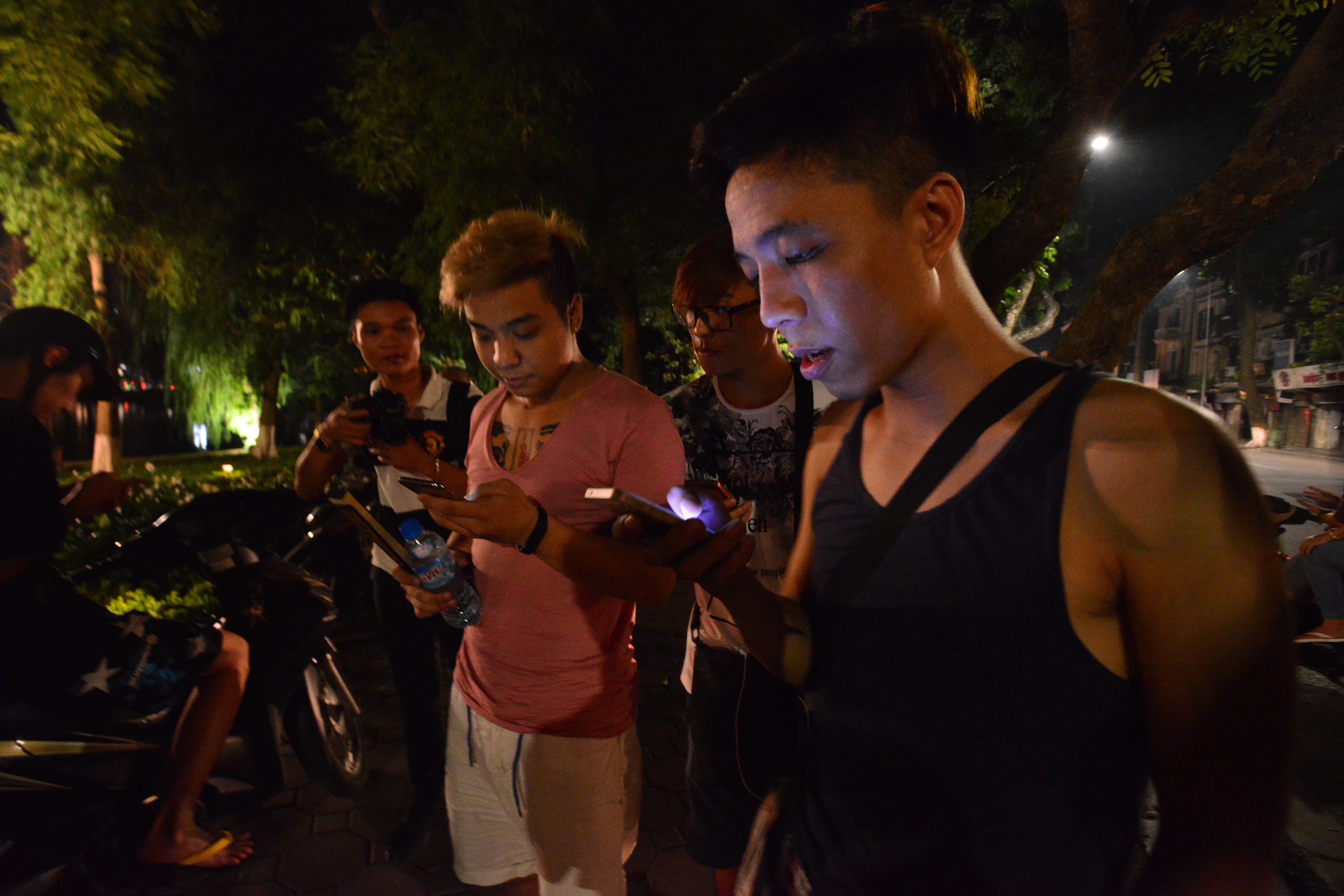 Bạn trẻ nửa đêm lọ mọ đi bắt Pokemon ở Hà Nội