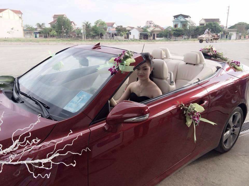 Em gái chú rể lái xe mui trần dẫn đầu đoàn đón dâu ở Nghệ An